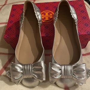 Tory Burch shoes Minnie Spark Silver Metallic Leather Ballet Flats Size 8